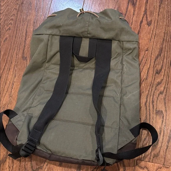 Like new condition Filson Canvas Daypack Backpack in Otter Green - Picture 4 of 5